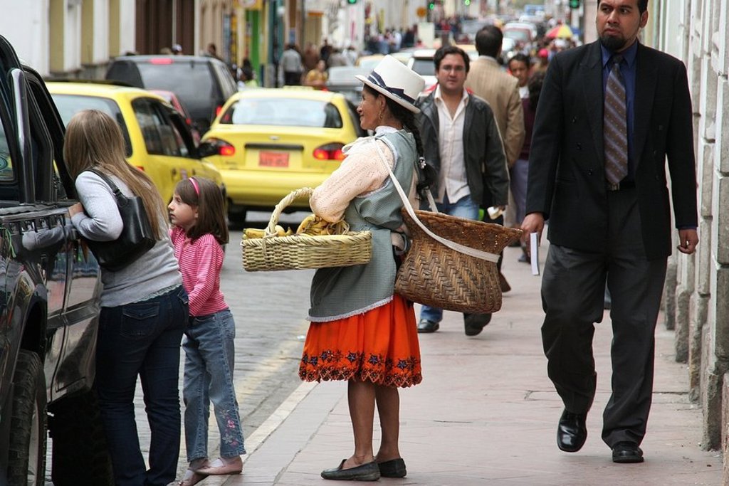 Lokale markt in Ecuador met kleurrijke hangmatten en souvenirs.