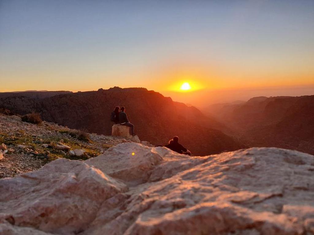 Zonsopgang boven de woestijn van Wadi Rum in Jordanië tijdens een 22-35ers groepsrondreis.