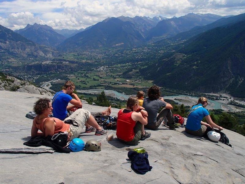 Camping in de Écrins in Frankrijk met tenten en bergen op de achtergrond.