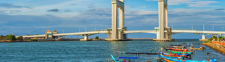 Kleurrijke vissersboten bij de ophaalbrug van Kuala Terengganu in Maleisië.
