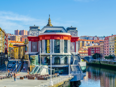 Mercado de la Ribera aan de rivier in Bilbao, Spanje.