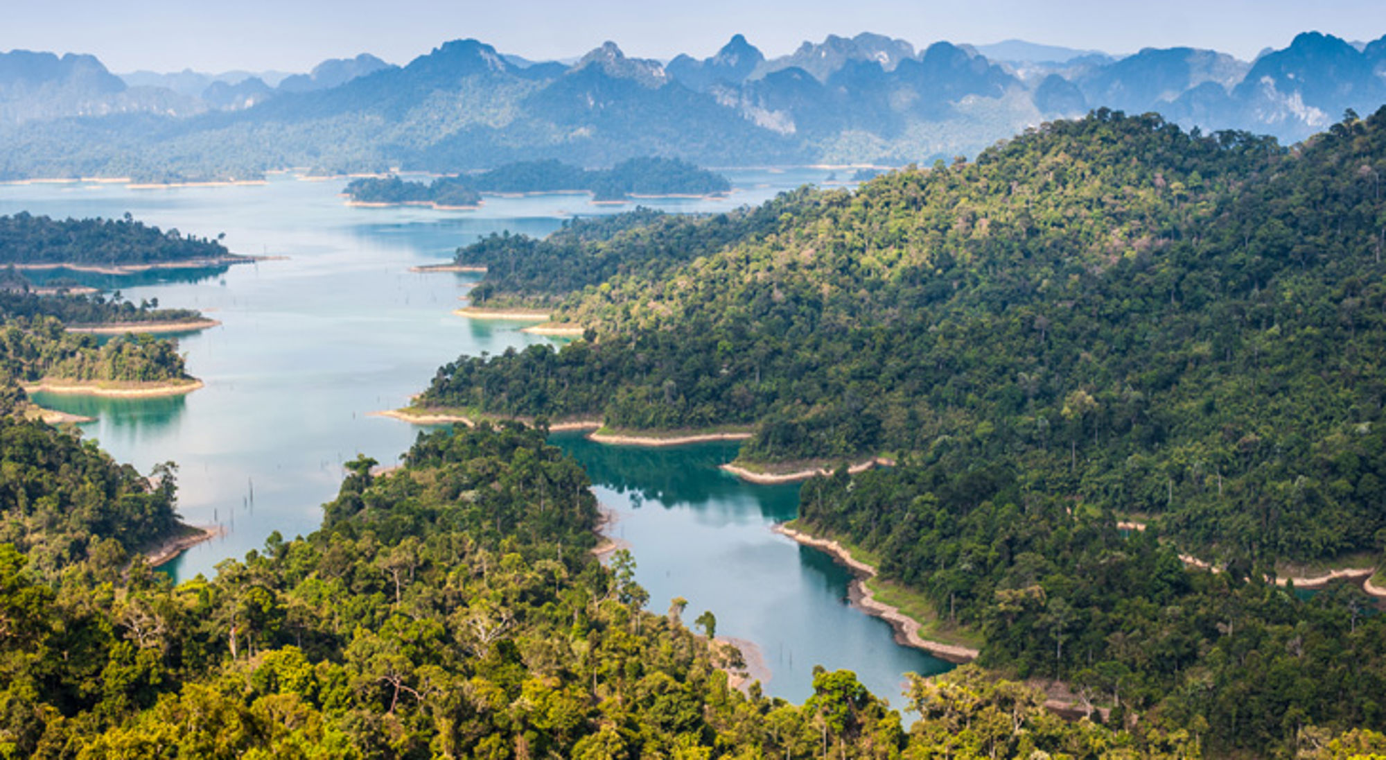 Ratchaprapha dam Khao Sok National Park Uitzicht op Cheow Lan Lake met groene kalksteenbergen en jungle in Khao Sok National Park, Thailand.