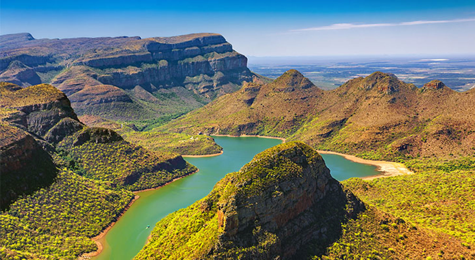 Uitzicht op de Blyde River Canyon met kronkelende rivier en groene bergen in Zuid-Afrika.