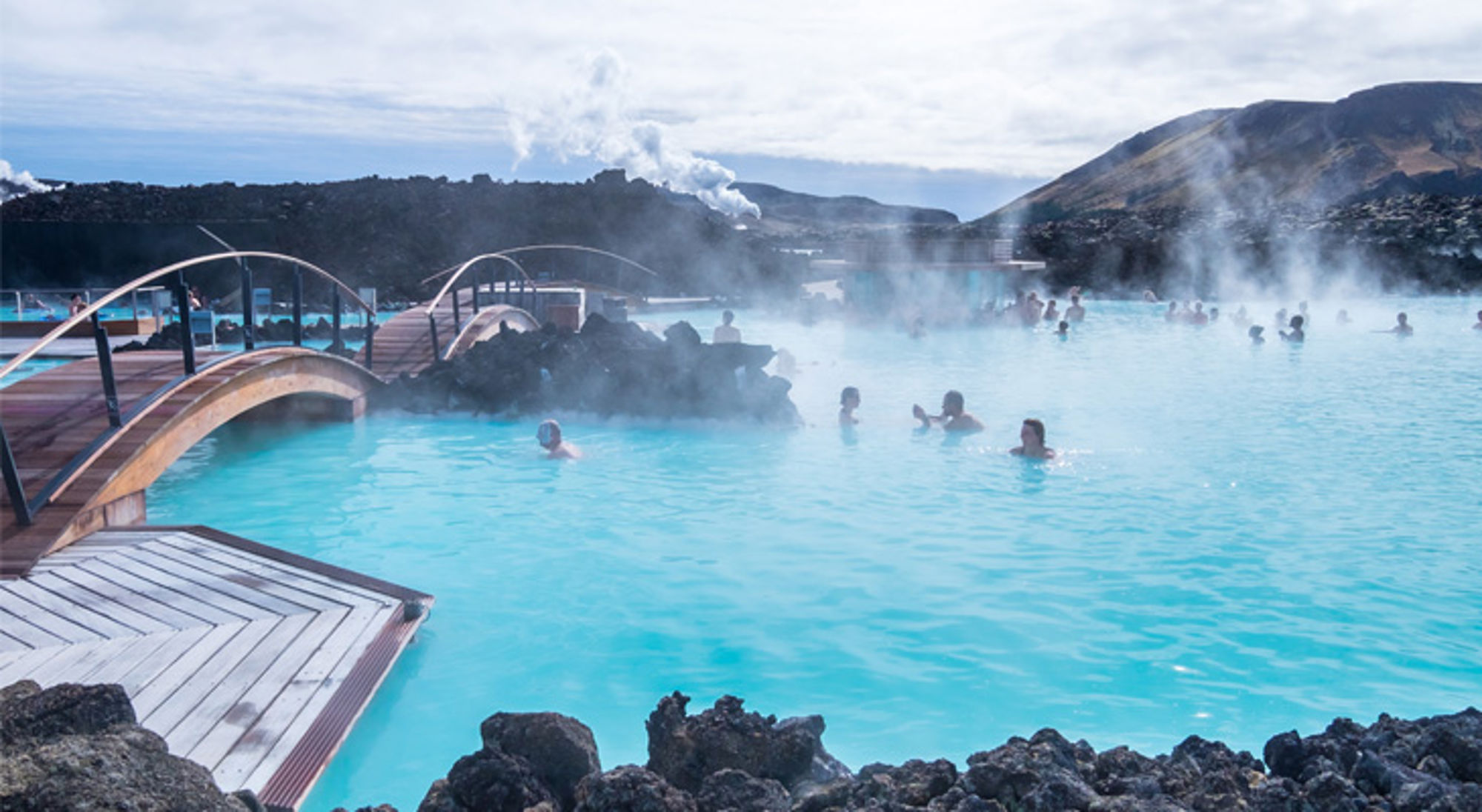 Blue Lagoon IJsland Bezoekers ontspannen in de Blue Lagoon, een geothermisch warmwaterbad in IJsland.
