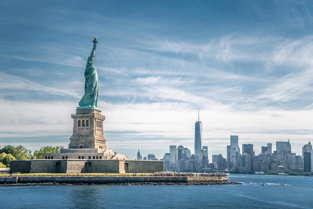Vrijheidsbeeld met skyline van Manhattan in New York, tijdens groepsrondreis Verenigde Staten Noordoost.