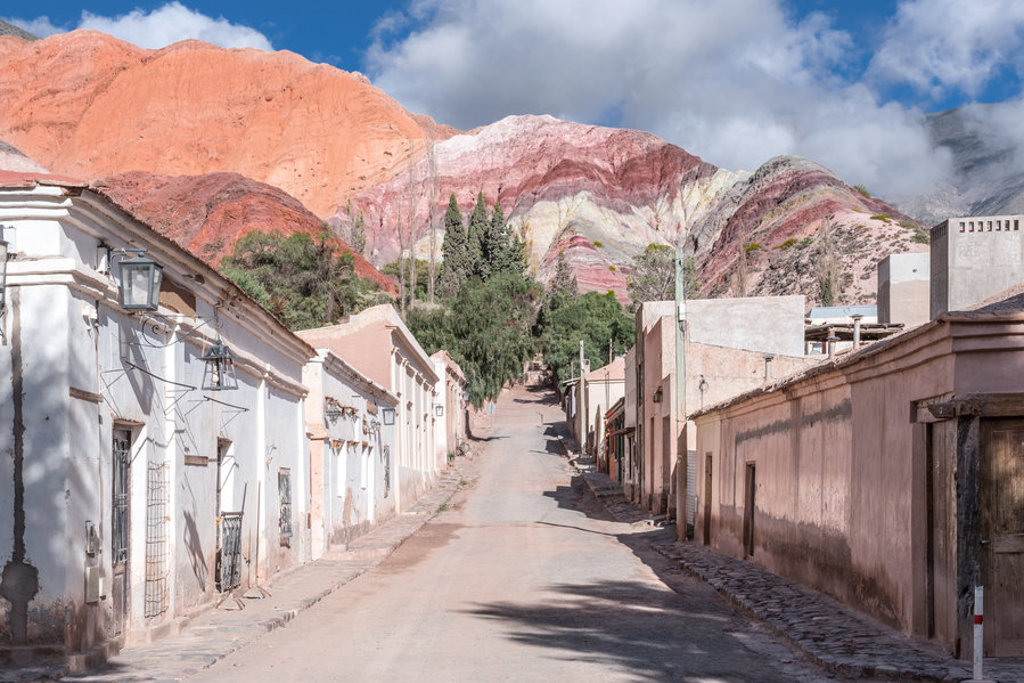 Straat in Purmamarca met kleurrijke bergen van de Cerro de los Siete Colores in Argentinië.