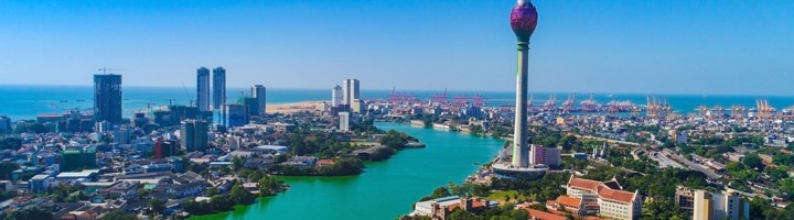 Uitzicht over Colombo met de Lotus Tower en het Beira Lake aan de kust van Sri Lanka.