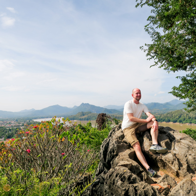 Reiziger geniet van uitzicht over Luang Prabang en de Mekong, tijdens 22-35ers reis Thailand, Laos & Cambodja.