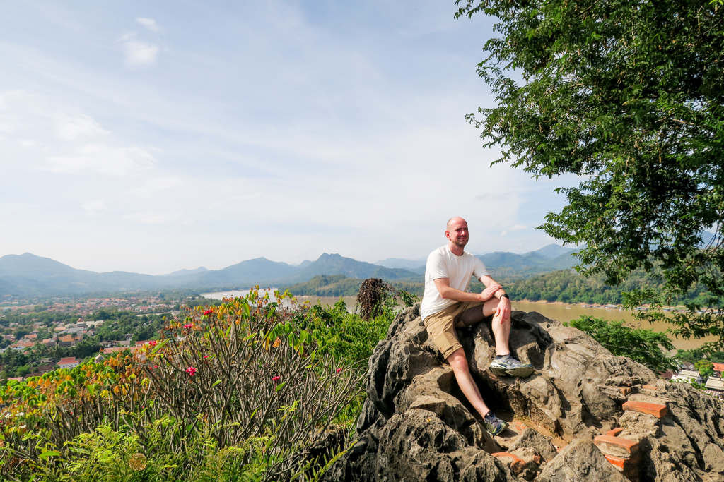 Reiziger geniet van uitzicht over Luang Prabang en de Mekong, tijdens 22-35ers reis Thailand, Laos & Cambodja.