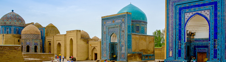 Historische mausolea met blauwe koepels en mozaïeken in Samarkand, Oezbekistan.