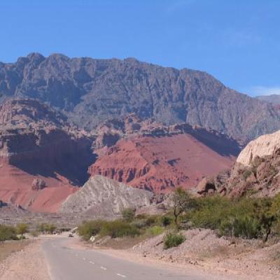 Ruige hoogvlakte in de Andes met berglandschap en weg, tijdens groepsrondreis Argentinië, Bolivia en Peru.