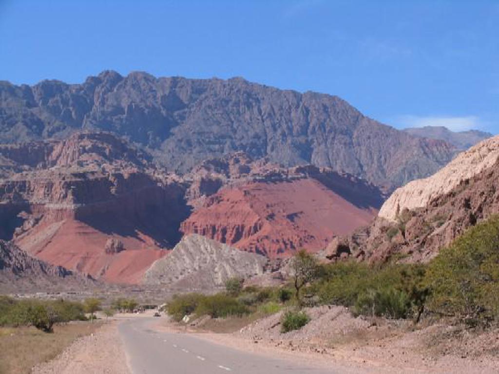 Ruige hoogvlakte in de Andes met berglandschap en weg, tijdens groepsrondreis Argentinië, Bolivia en Peru.