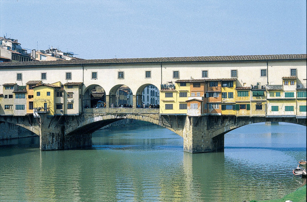 Ponte Vecchio in Florence, Toscane, met kleurrijke huizen boven de rivier de Arno.