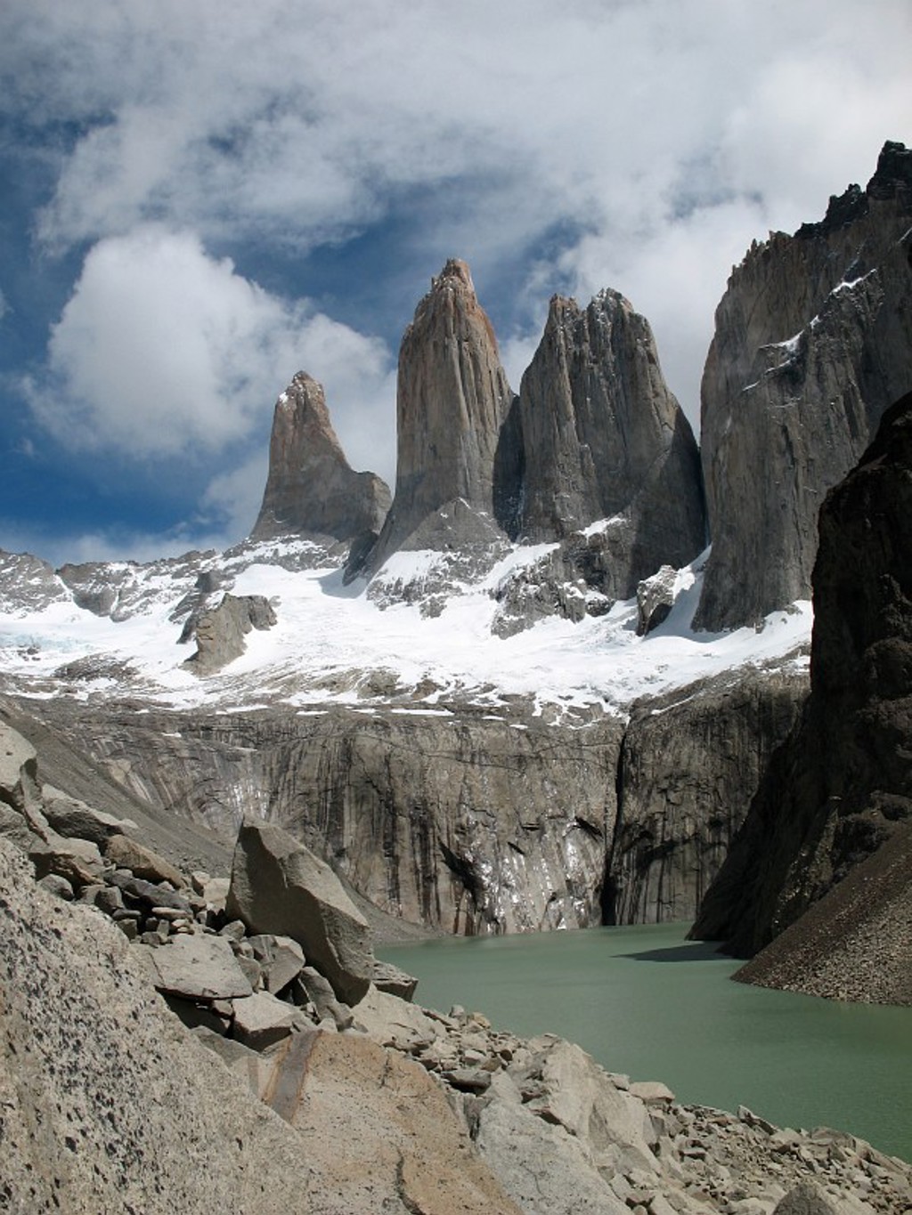 Azuurblauw gletsjermeer met besneeuwde bergtoppen in Patagonië.