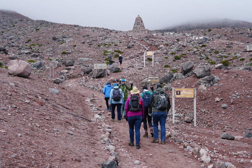 Wandelaars op een bergpad in het Parque Nacional Cotopaxi tijdens de groepsrondreis Ecuador Hoogtepunten.