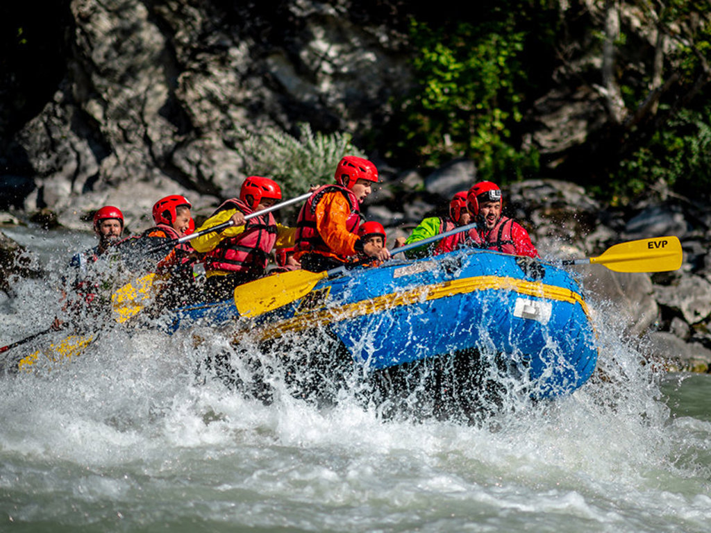 Gezin raften in de wildwater-rivier in Nationaal Park Écrins, Frankrijk.