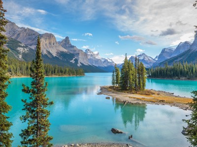 Turquoise Maligne Lake met Spirit Island en besneeuwde bergen in Jasper National Park, Canada.