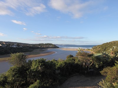 Uitzicht op riviermonding en zandstrand aan de kustroute tussen Johannesburg en Kaapstad.