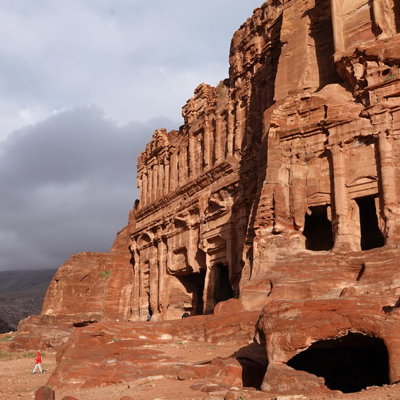 Rotsgraven en uitgehouwen gevels in Petra, Jordanië, tijdens een groepsrondreis langs de hoogtepunten.