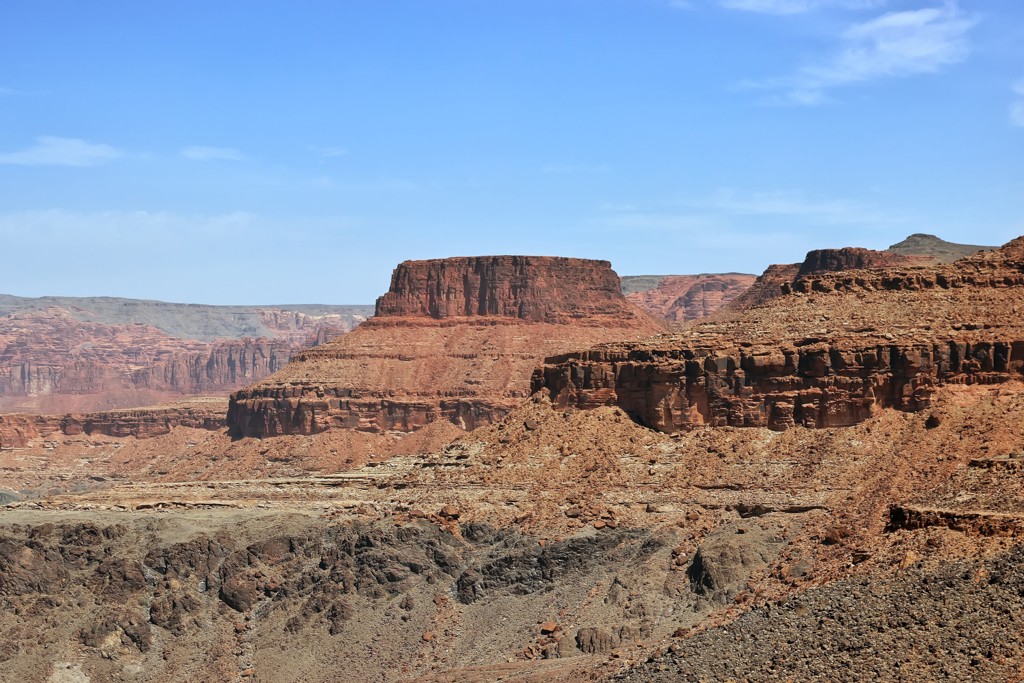 Rotsplateaus en canyons in het woestijnlandschap van Saoedi-Arabië tijdens een groepsrondreis.