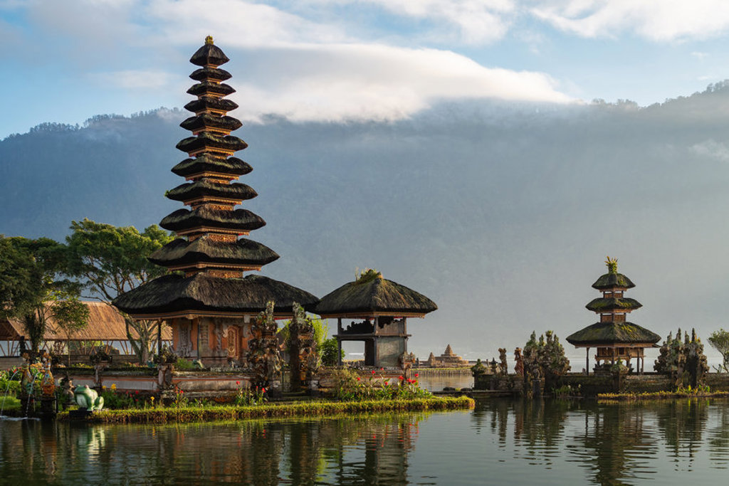 Pura Ulun Danu Bratan-tempel aan het Bratanmeer op Bali, met bergen op de achtergrond.