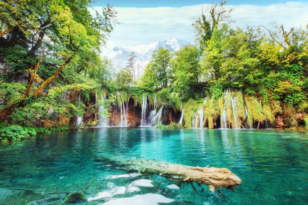 Watervallen bij een helderblauw meer in Nationaal Park Plitvicemeren, Kroatië, tijdens groepsrondreis Italië & Kroatië.