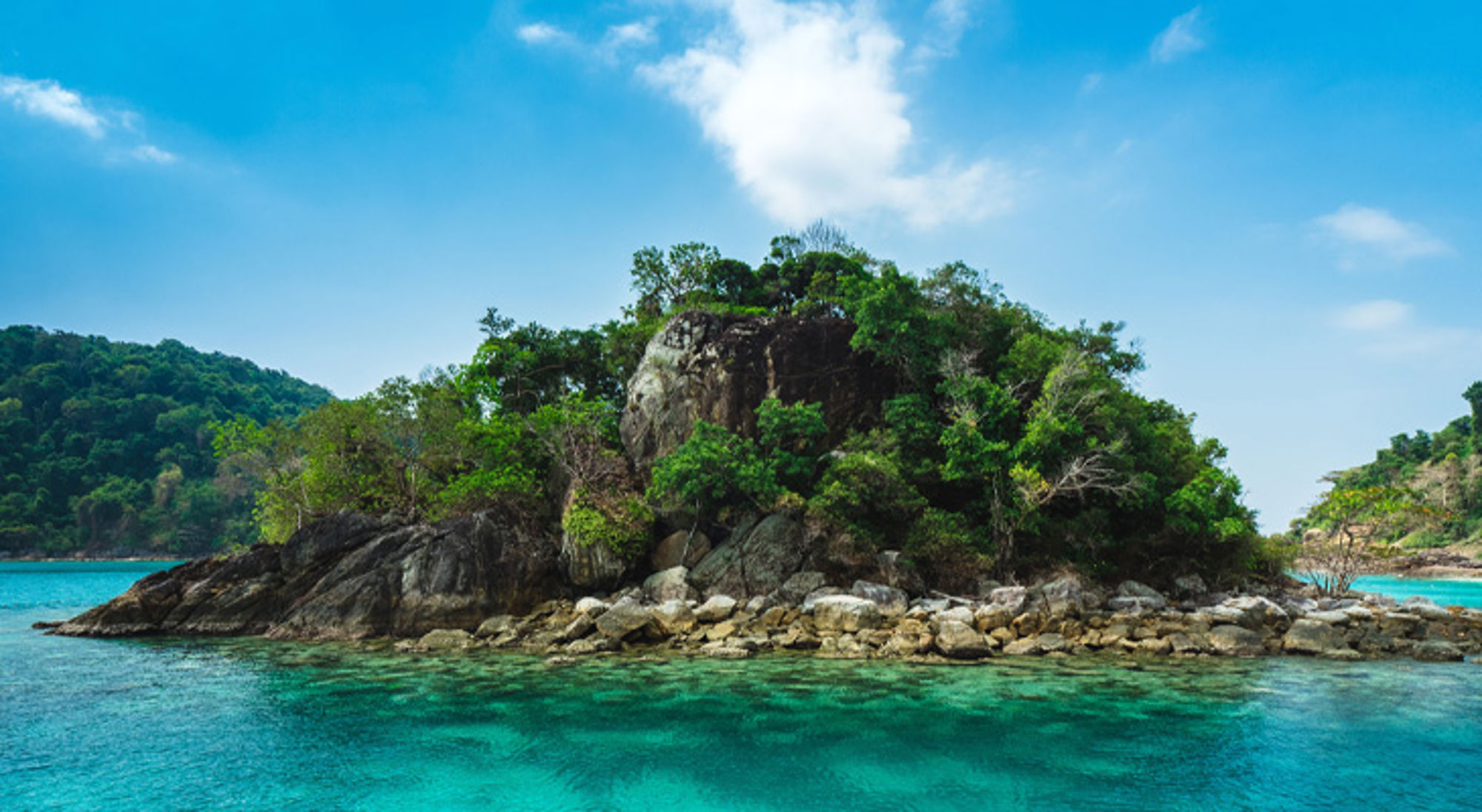 Mu Ko Chang National Park Klein rotsachtig eiland met groene begroeiing in helder turquoise zee in Thailand.