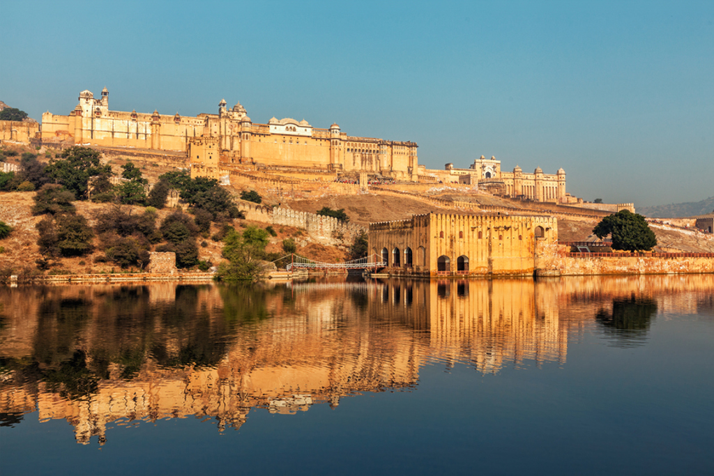 Amber Fort bij Jaipur, weerspiegeld in het water, tijdens 22-35ers reis India.
