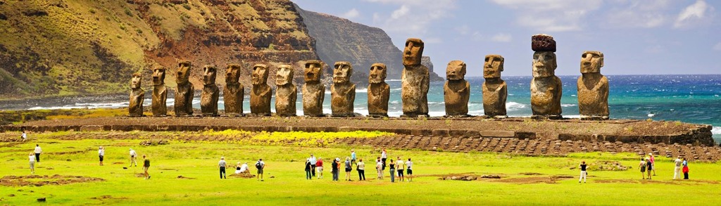Moai-beelden op Paaseiland aan de kust, onderdeel van de groepsrondreis Patagonië en Paaseiland.