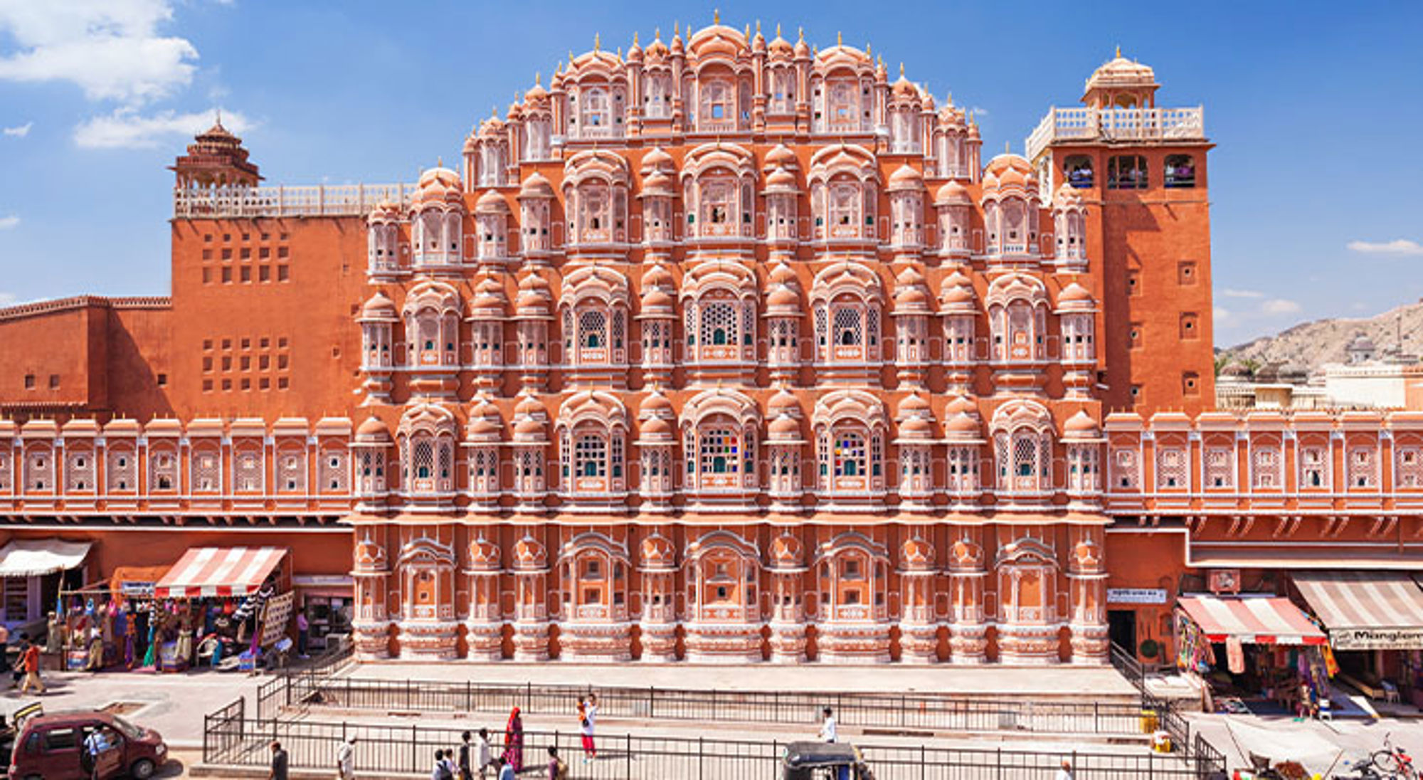 Gevel van het Hawa Mahal (Paleis van de Winden) in Jaipur, met roze zandsteen en sierlijke ramen.