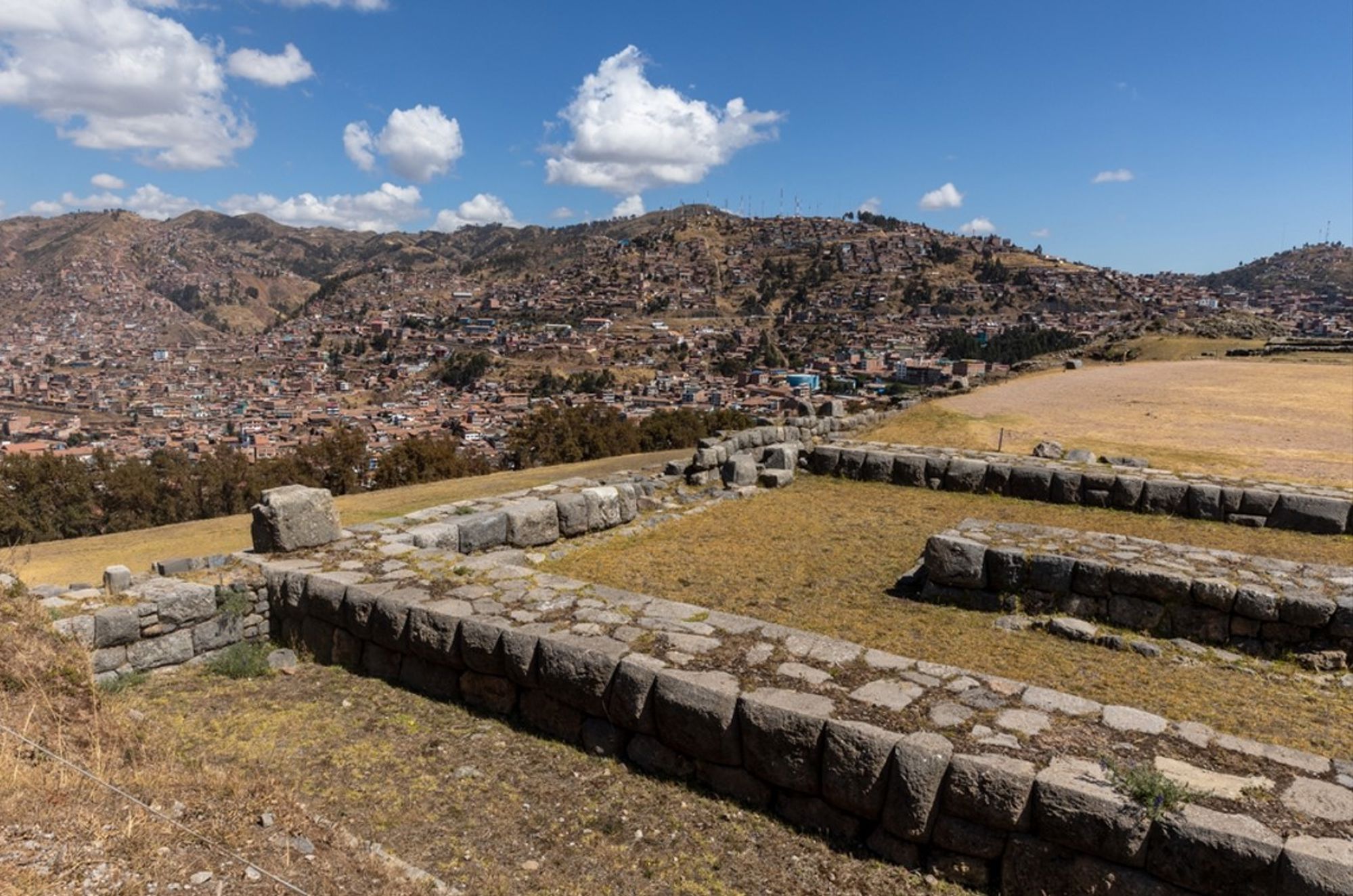 Inca-ruïnes van Sacsayhuamán met uitzicht op Cusco en de Andes in Peru.