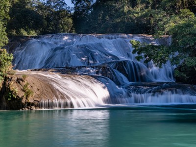 Waterval met turquoise water in het regenwoud op de Route Mexico.