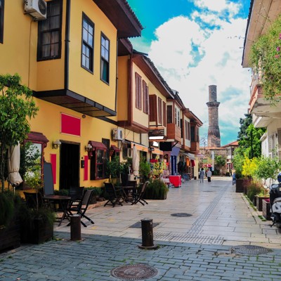 Gezellige straat met Ottomaanse huizen en minaret in Antalya, Turkije.