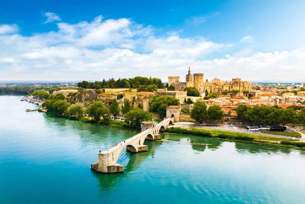 Fietsvakantie in de Provence met uitzicht op een dorp op een heuvel in Zuid-Frankrijk.