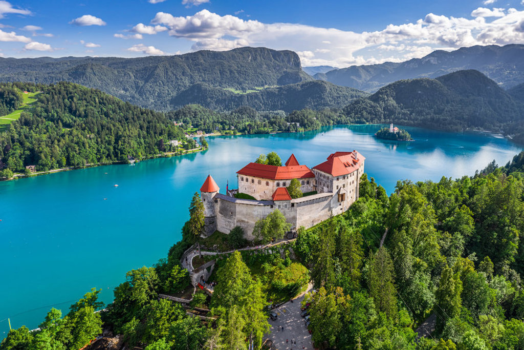 Kasteel van Bled aan het meer van Bled in Slovenië, met bergen en bos op de achtergrond.