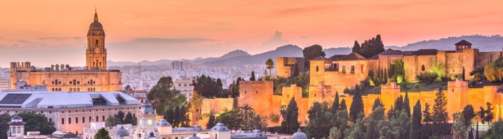 Alhambra in Granada bij zonsondergang, met de kathedraal en het stadscentrum op de achtergrond.