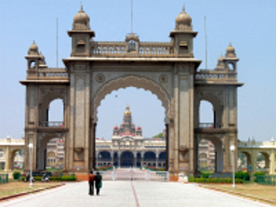 Poort van het Mysore Palace met het paleis op de achtergrond, Zuid-India.