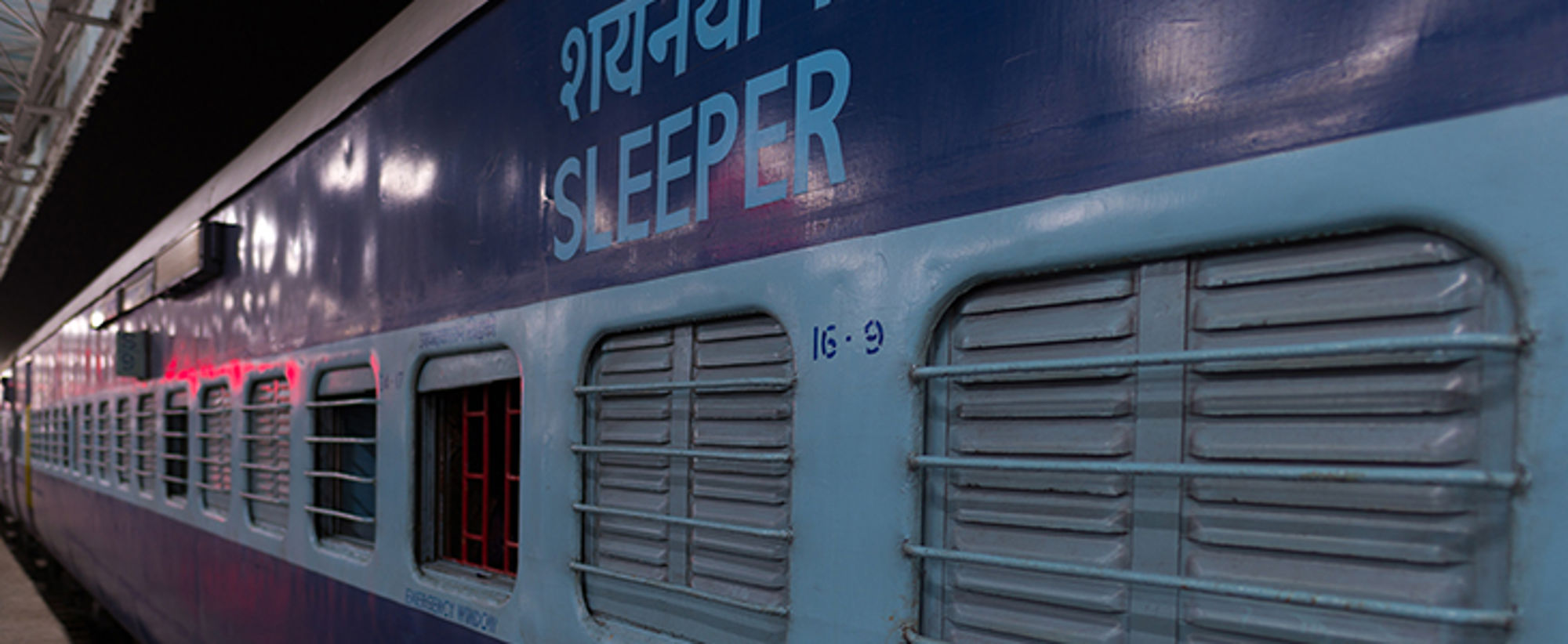 Nachttrein naar Varanasi, India Indiase slaaptrein met coupéramen op het perron.