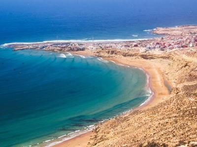 Panoramisch uitzicht op de kust bij Sidi Ifni met strand, kliffen en de Atlantische Oceaan in Marokko.