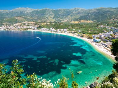 Panoramisch uitzicht op de Albanese Rivièra met turkooizen baai, strand en bergen langs de route Albanië.
