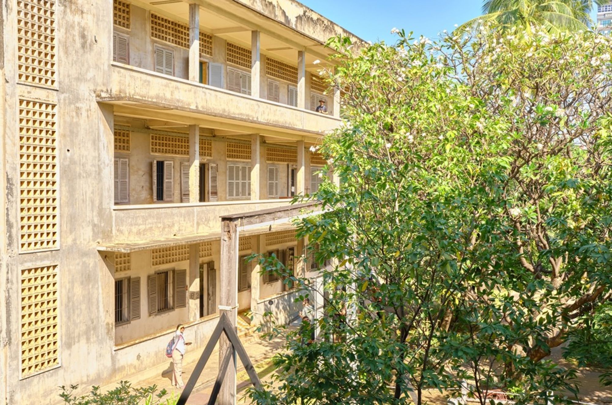 Binnenplaats van het Tuol Sleng Genocide Museum (S-21) in Phnom Penh, Cambodja.