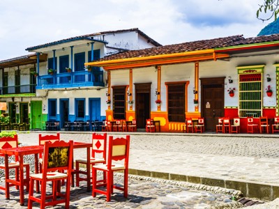 Kleurrijke koloniale huizen met terrasstoelen op het plein in Salento, koffieregio van Colombia.