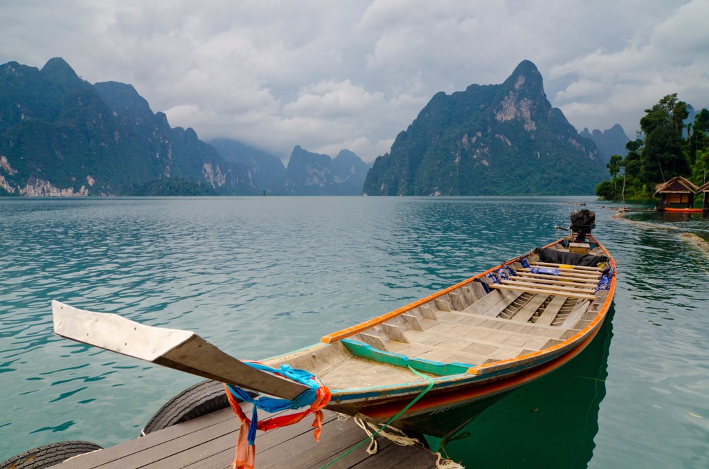 Longtailboot op een meer met kalksteenbergen in Zuid-Thailand tijdens een rondreis.