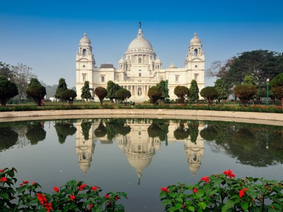 Victoria Memorial in Kolkata met weerspiegeling in de vijver, Route Orissa 23 dagen.