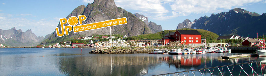 Haven aan de Noorse kust met bergen op de achtergrond, startpunt voor groepsrondreis naar Spitsbergen.