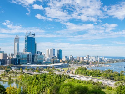 Skyline van Perth aan de Swan River, startpunt van de Route West Australië in 25 dagen.