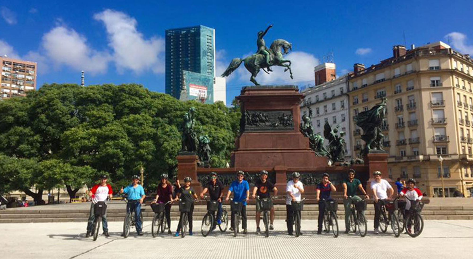 Fietsen door Buenos Aires Fietsgroep bij het ruiterstandbeeld op Plaza San Martín in Buenos Aires.