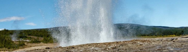 Uitbarsting van de geiser Strokkur in het geothermische gebied Geysir, IJsland.