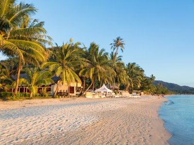 Palmenstrand met resorts aan zee bij Koh Chang tijdens route Cambodja en Thailand, 21 dagen.
