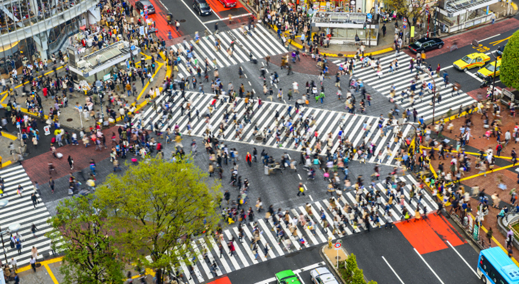 Drukke kruising met zebra-oversteekplaatsen en veel voetgangers in Tokio, Japan.